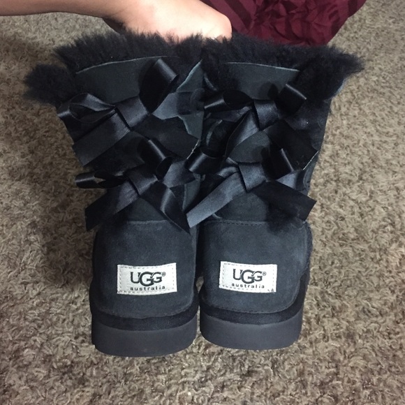 SOLD ✖️ Black Bailey Bow Short Ugg Boots - Picture 4 of 4