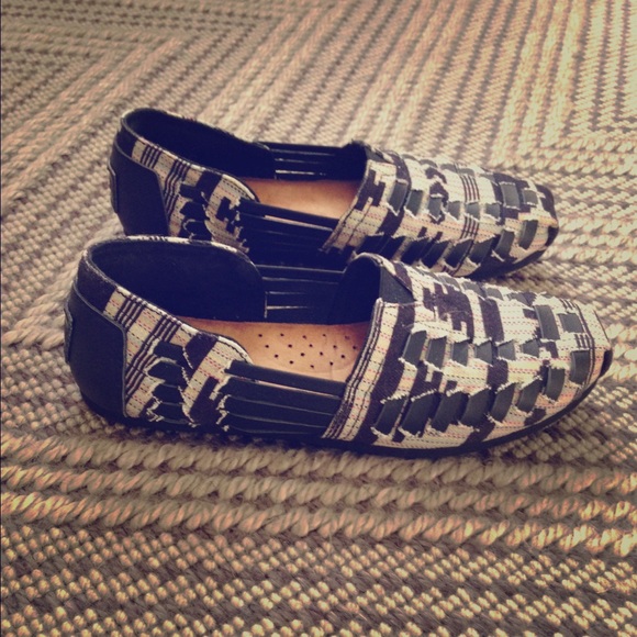 TOMS Never Worn Black Multi Woven Huarache