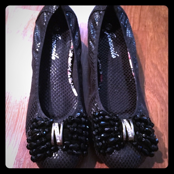Black 1" heels with sparkling bows