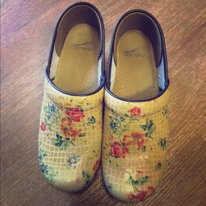 Flower print Danskos