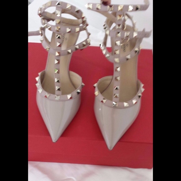 39.5 Valentino Rockstud Nude Pumps
