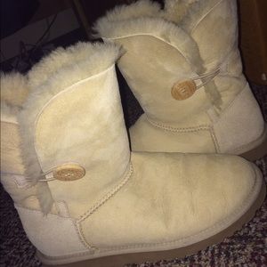 Bailey Button Uggs size 9