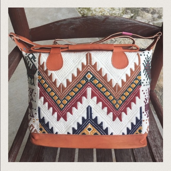 Beautiful Guatemalan White & Chevron Handbag.