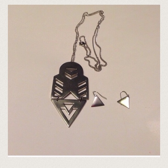 🎉HOST PICK 🎉Aztec Pendent Necklace SET NWT - Picture 2 of 4