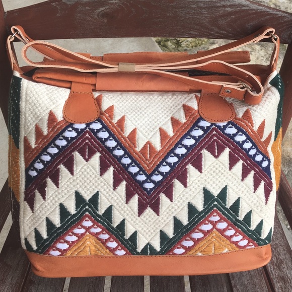 Beautiful Guatemalan White & Chevron Handbag.