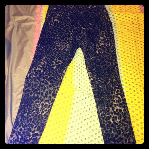 Black and white leopard leggings w/ pocket  .