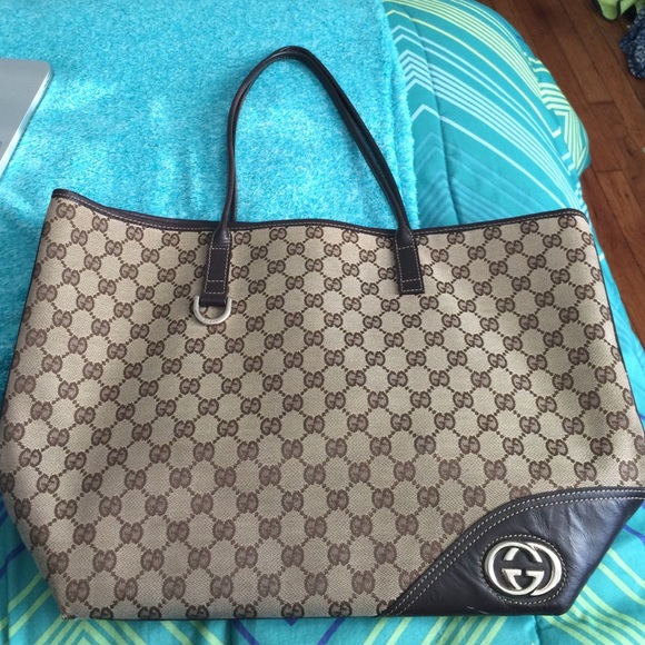 Medium sized Gucci handbag