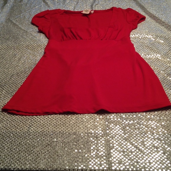 Red top. Medium, a little longer, 25" long