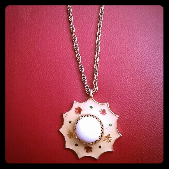 Beautiful Vintage Holiday necklace