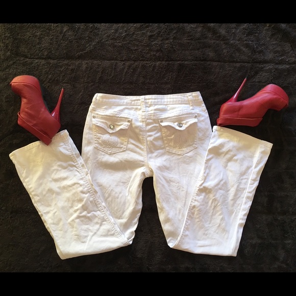 ◻️ White Jeans accented with Rhinestones ◻️