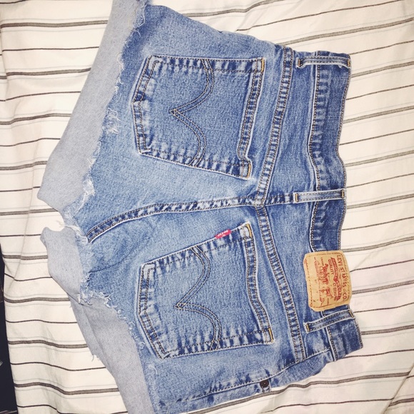 VINTAGE LEVI'S HIGH WAISTED SHORTS