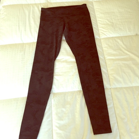 lululemon athletica Pants - lululemon black camo wunder unders