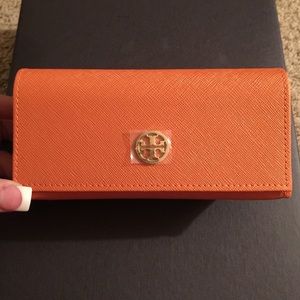 Tory Burch Sunglass Case with soft cloth case