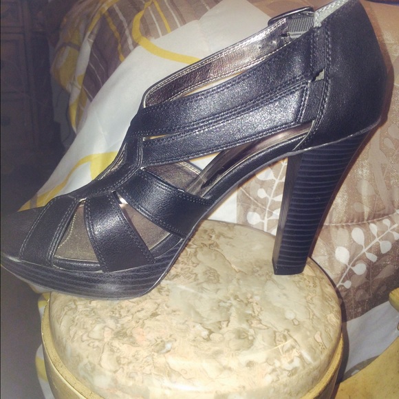 Black leather sandal - Picture 1 of 3