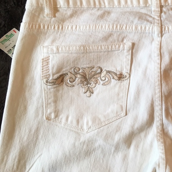 ◻️White jeans w/ metallic embroidered ◻️ - Picture 2 of 4