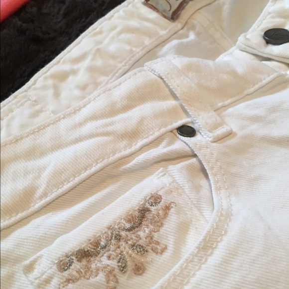 ◻️White jeans w/ metallic embroidered ◻️ - Picture 3 of 4