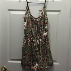 Metallic gold & floral Topshop silk nightie 😍