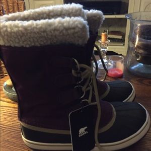 Beautiful Berry color women's Sorels brand new
