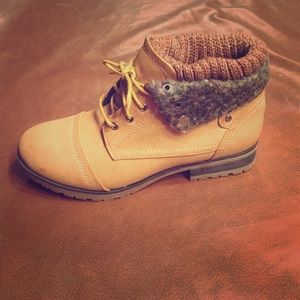 Women's combat style lace up ankle boots (TAN)