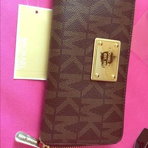 Michael Kors Wallet! Like new.