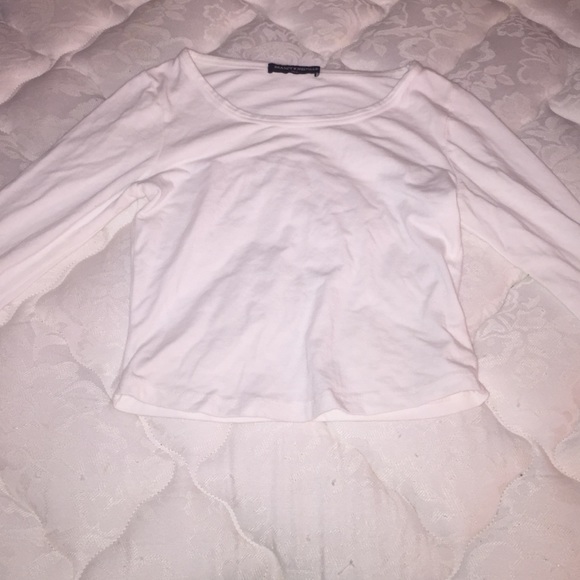VERY SOFT WHITE CROP TOP, IN GREAT CODNITON!!