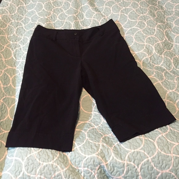 Black Capri pants - Picture 2 of 2
