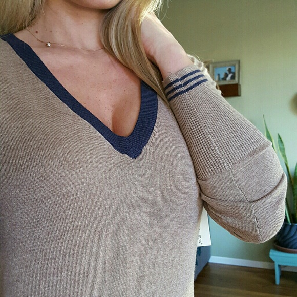 RESERVED Taupe & Navy V-Neck Sweater - Picture 2 of 4