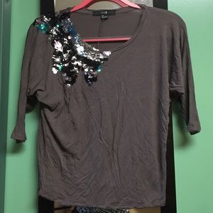 Three quarter sleeve shirt with a sequin design