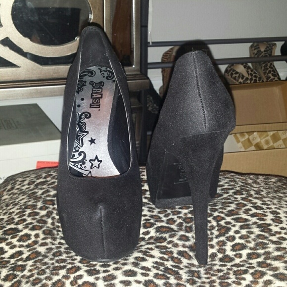 Black pumps