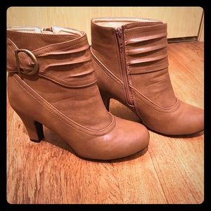Light brown bootie with buckle by River