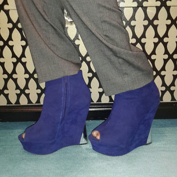 Suede wedged Booties