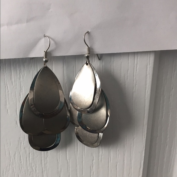 Silver tear drop dangle fashion earrings .