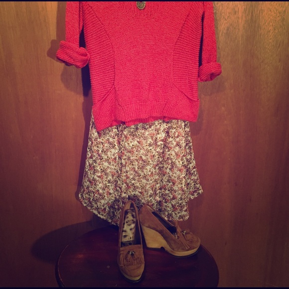 Floral and feminine skirt! Goes with everything!