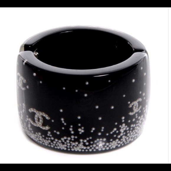 🎉SOLD🎉Chanel floating pearl embellished bangle - Picture 3 of 3