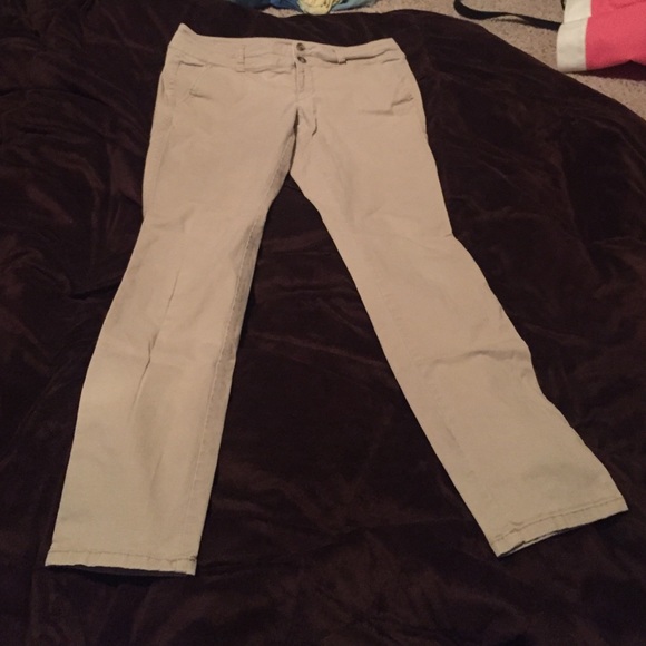 khaki skinny leg american eagle pants!