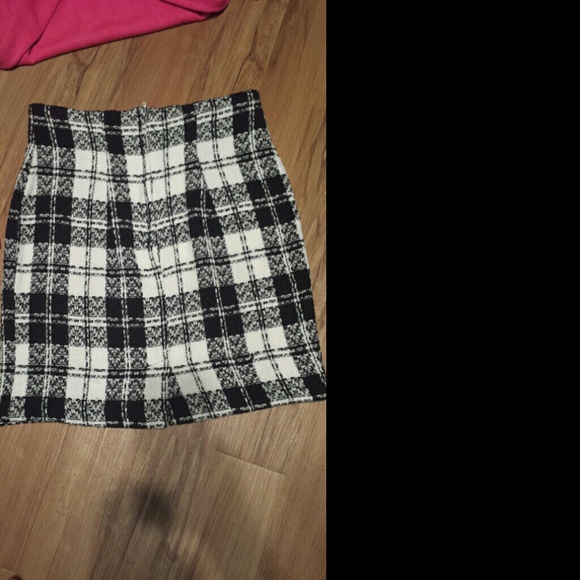 Black and white plaid skirt - Picture 2 of 2