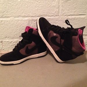 Black and pink Nike pumps
