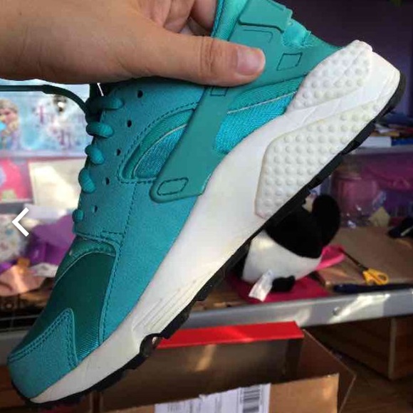 ⛔️SOLD⛔️Women's huaraches size 7 - Picture 3 of 3