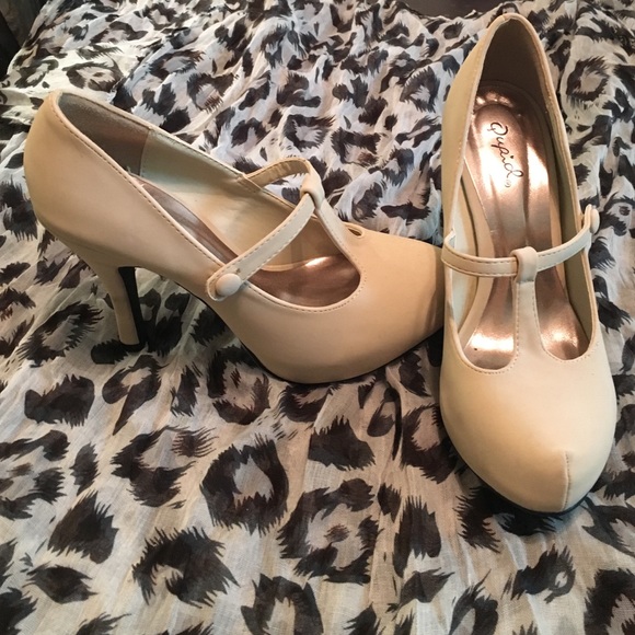 Cream closed toe pumps