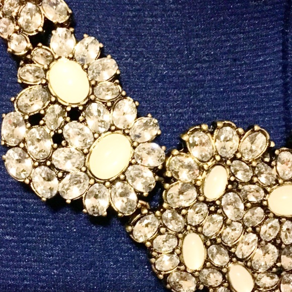 Gorgeous Bib Necklace - Picture 3 of 3