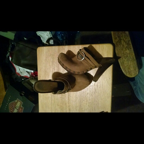 Guess tan mules