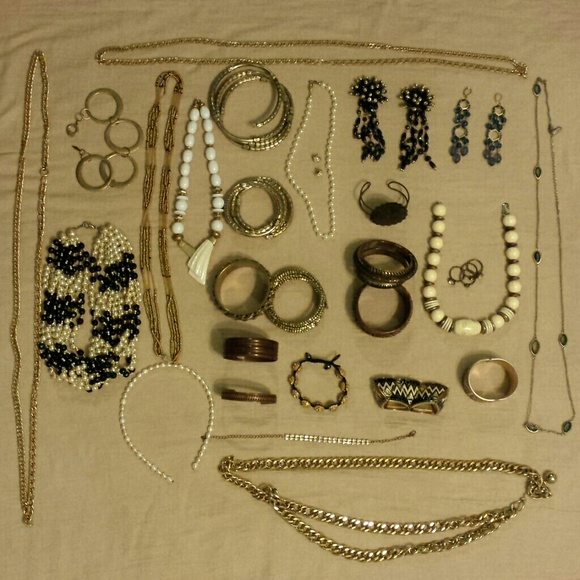 Bundle of jewerly *Firm and Final Sale*