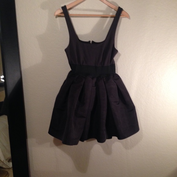 La rok black dress