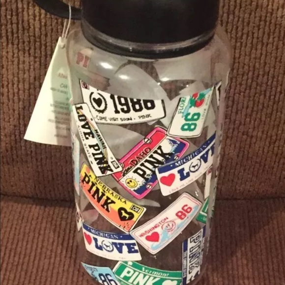 🎀ʝυѕт ѕнσωιиg! I never seen this water bottle..