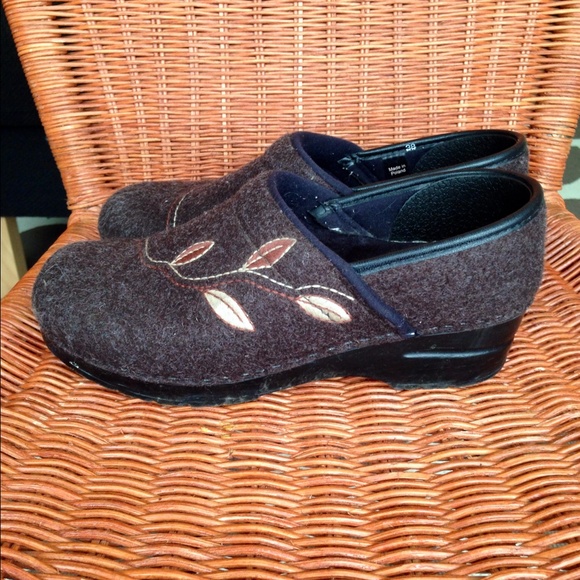 Dansko felted clogs with leaf embroidery / size 8