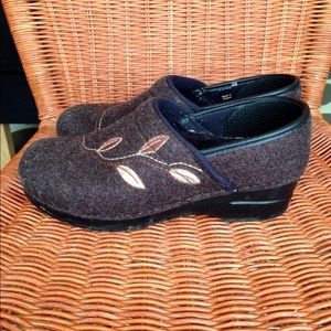 Dansko felted clogs with leaf embroidery / size 8