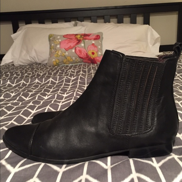 Report signature black leather ankle boots