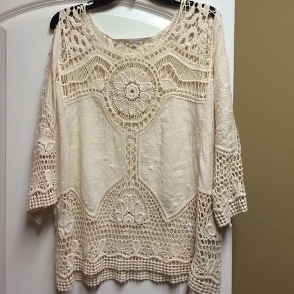 Coco + Jameson Tops - 🎉hostess pick VEUC worn once cream top!