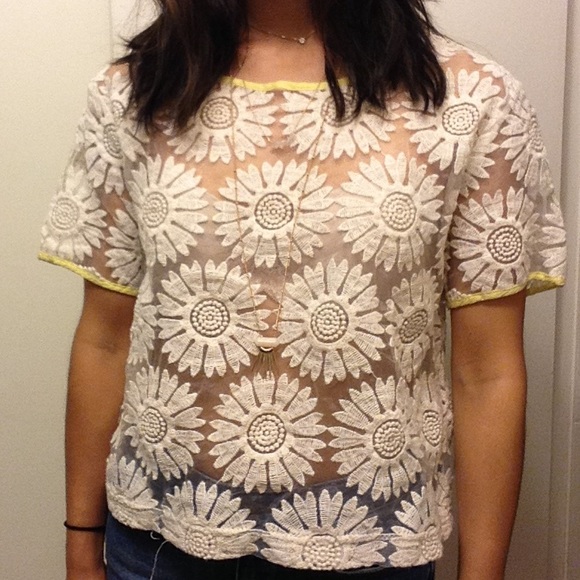 SOLD Flower shirt - Picture 3 of 4