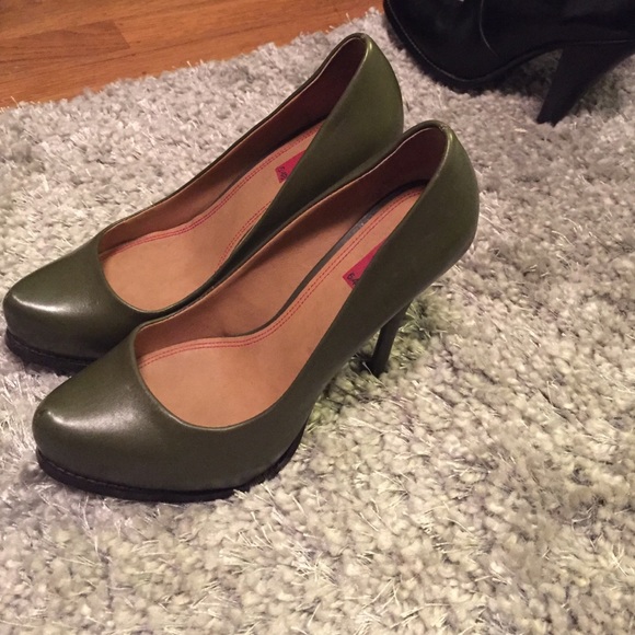 Shoes - Picture 2 of 3